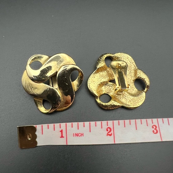 Vintage gold tone swirl clip on earrings - Picture 5 of 5